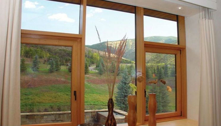 Деревянные окна изготавливаются из разных пород дерева и стоят, соответственно, также по-разному. 