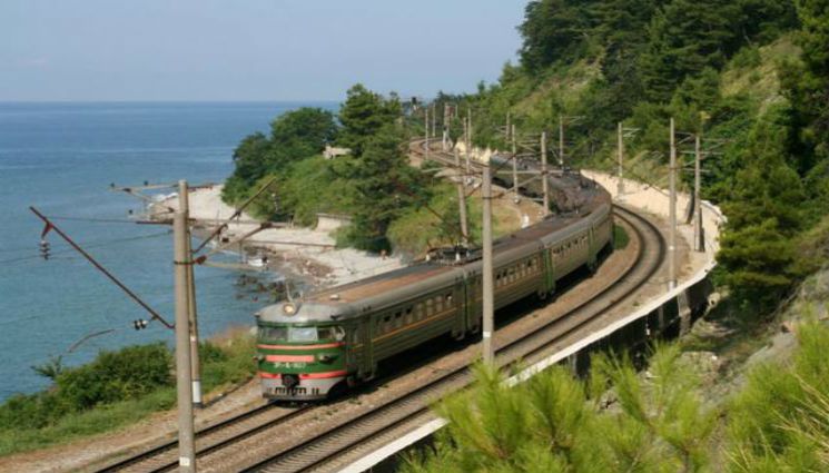 Пригородные поезда из Адлера в Гагру начнут курсировать с 1 июля.