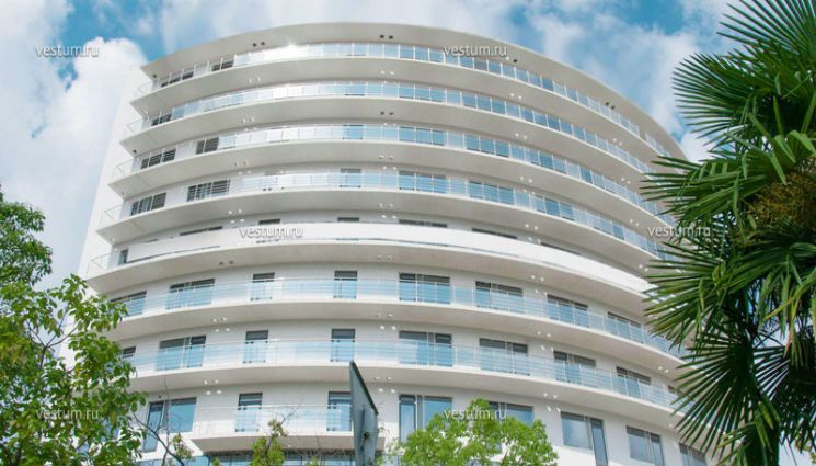Самые дешёвые апартаменты в Центральном районе Сочи продаются в этой белоснежной многоэтажке на улице Театральной.|Вестум.RU