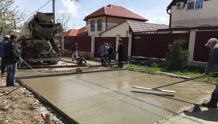 Жители Новороссийска сами укладывают давальческий бетон. Таким образом в городе отремонтировали 100 км дорог.