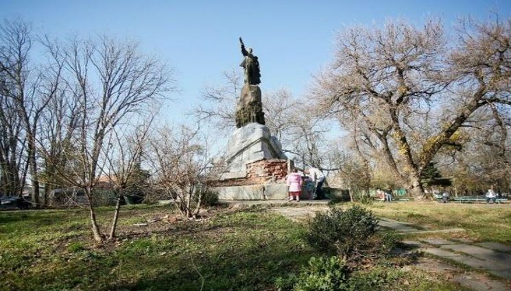 Памятник Ленину в сквере собираются отреставрировать.