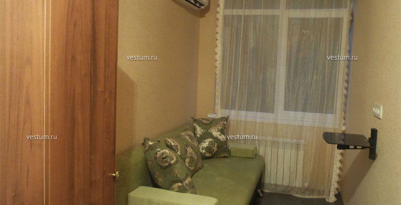2-комнатная квартира 40 м² в ЖК "Орион-3" Диван и кондиционер в гостиной1/22